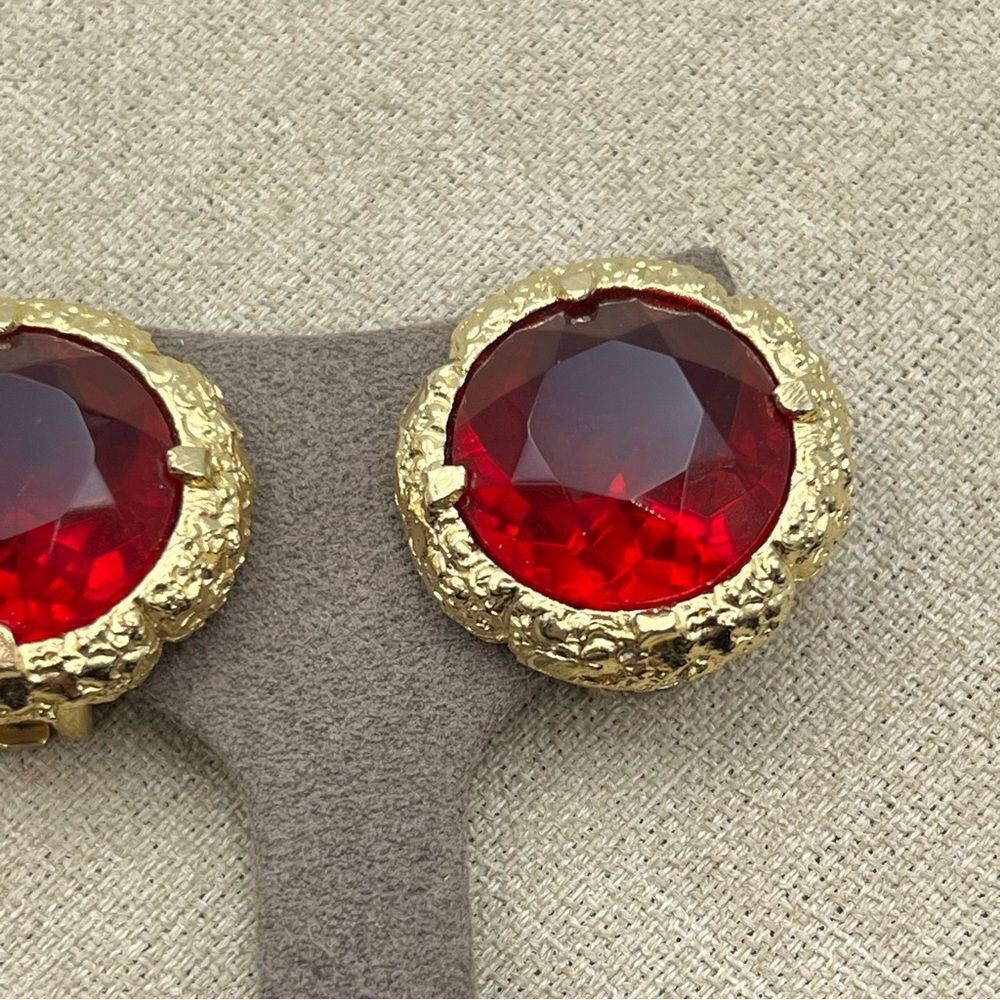 Vintage woman's Pat. Elegant Gold and Red large glass prong set clip on Earrings - Picture 4 of 12